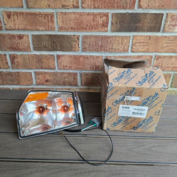 VOLVO 240 244 245 86-90 Turn Signal Light Assembly with wiring RH 1312630 - Picture 1 of 10